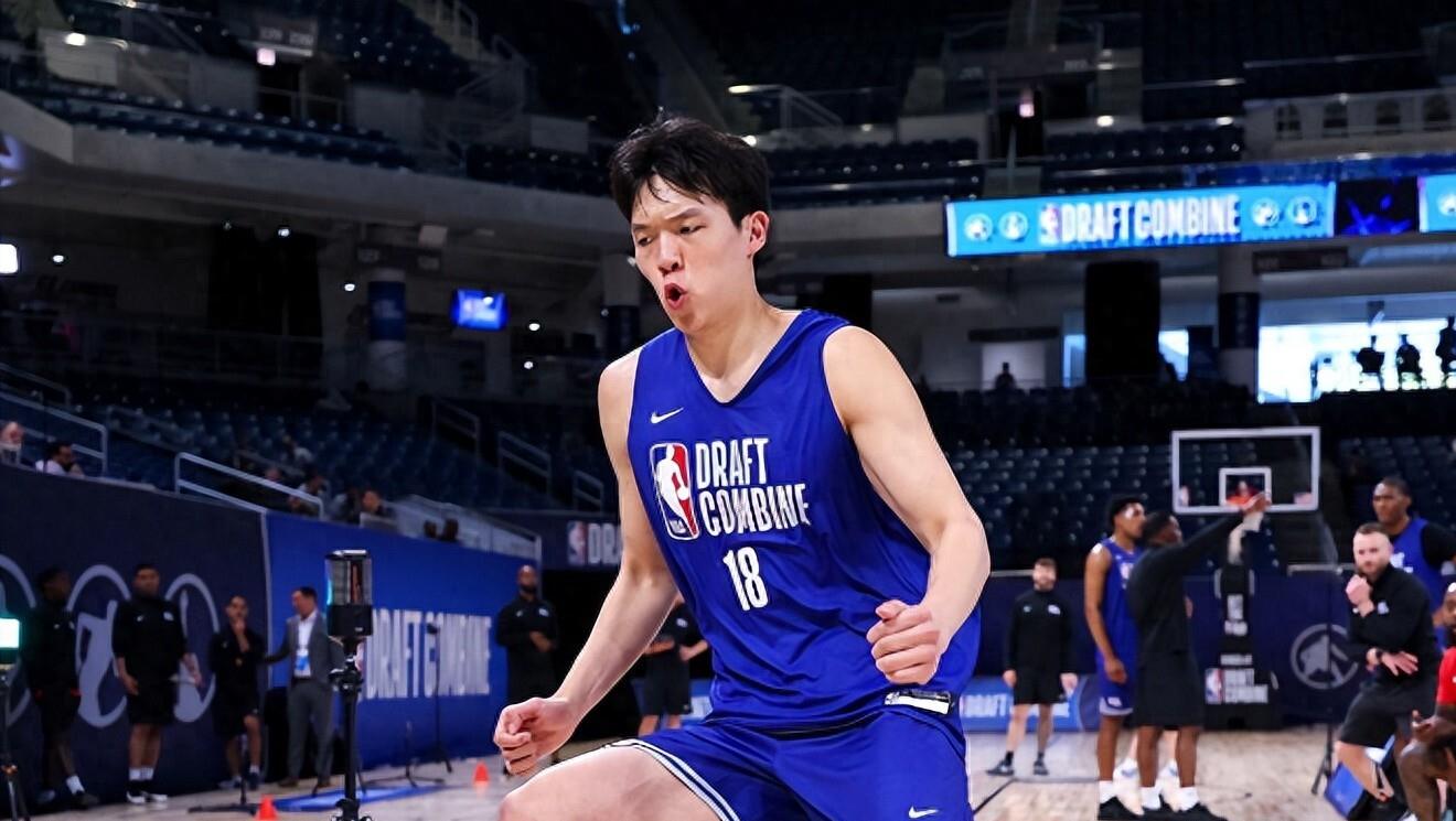 包含赛前密尔沃基雄鹿调整名单以备意甲，外线爆发环节打磨，球迷炸锅，赛季目标并未改变的词条